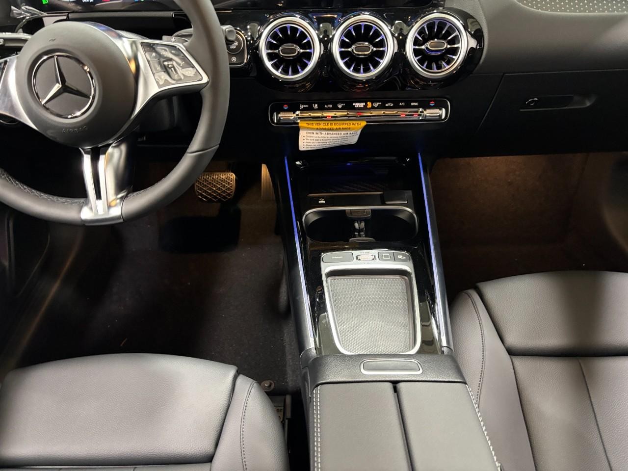 Mercedes-Benz GLA Vehicle Full-screen Gallery Image 17