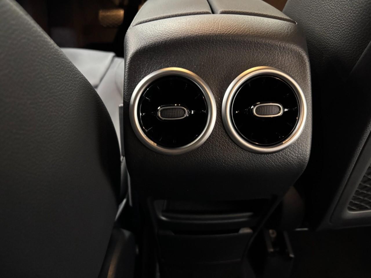 Mercedes-Benz GLA Vehicle Full-screen Gallery Image 18