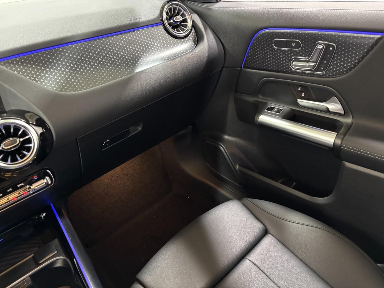 Mercedes-Benz GLA Vehicle Full-screen Gallery Image 19