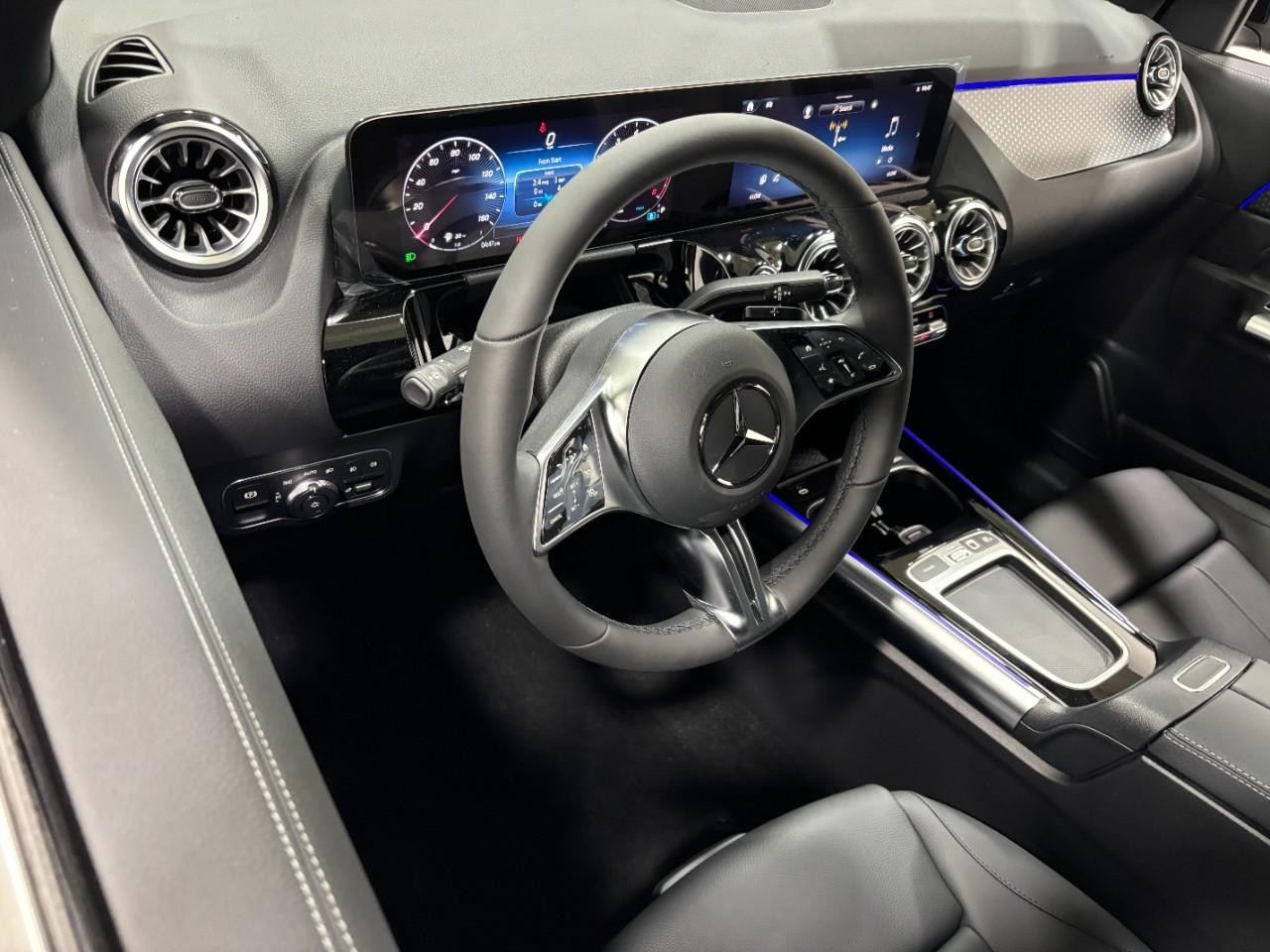 Mercedes-Benz GLA Vehicle Full-screen Gallery Image 20