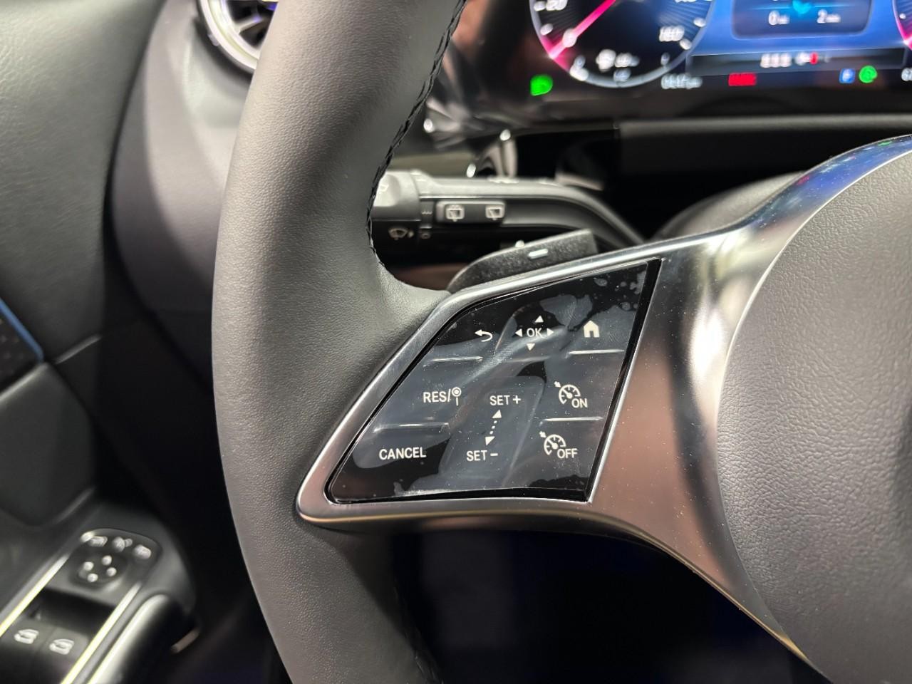 Mercedes-Benz GLA Vehicle Full-screen Gallery Image 21