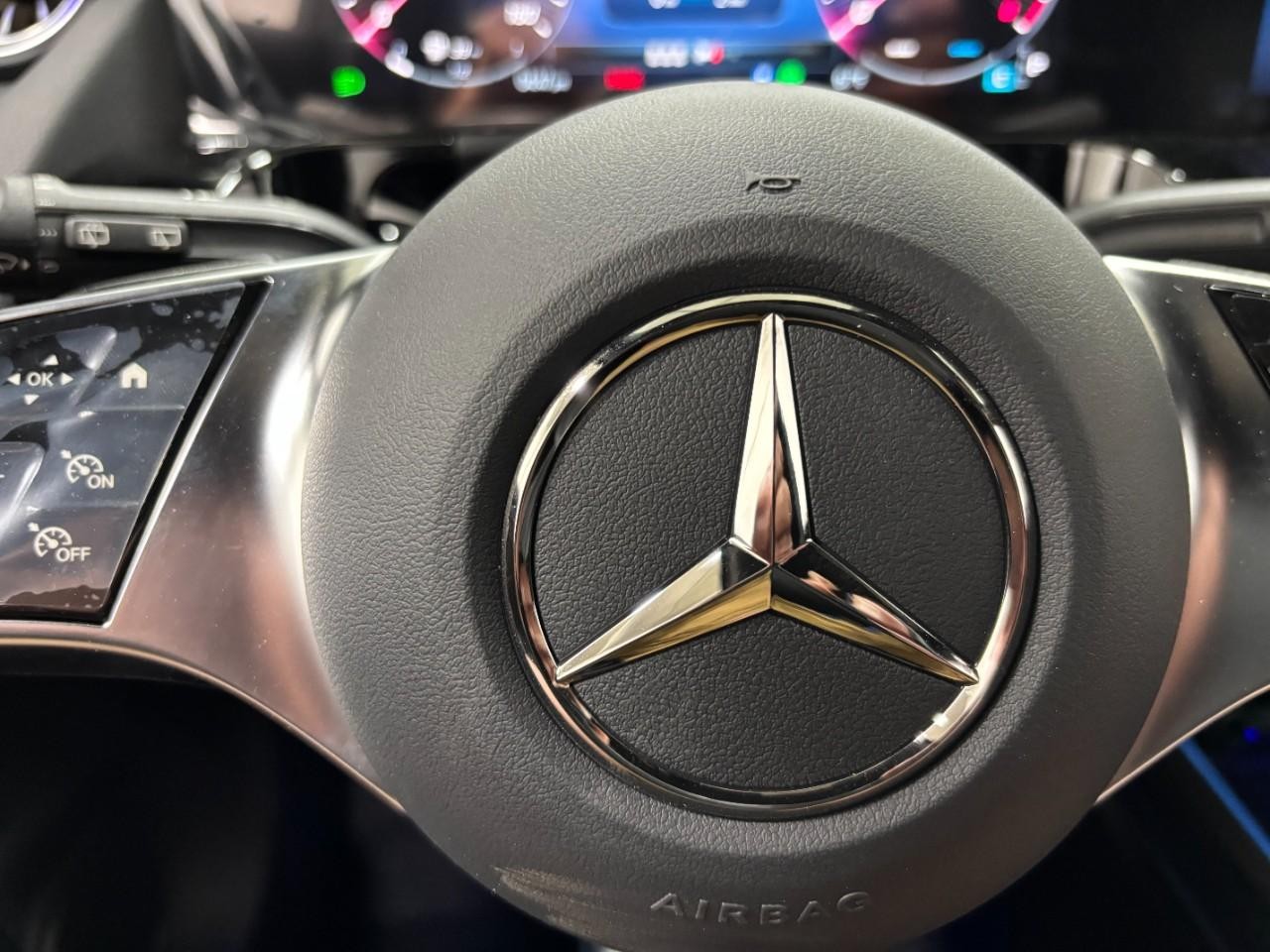 Mercedes-Benz GLA Vehicle Full-screen Gallery Image 22