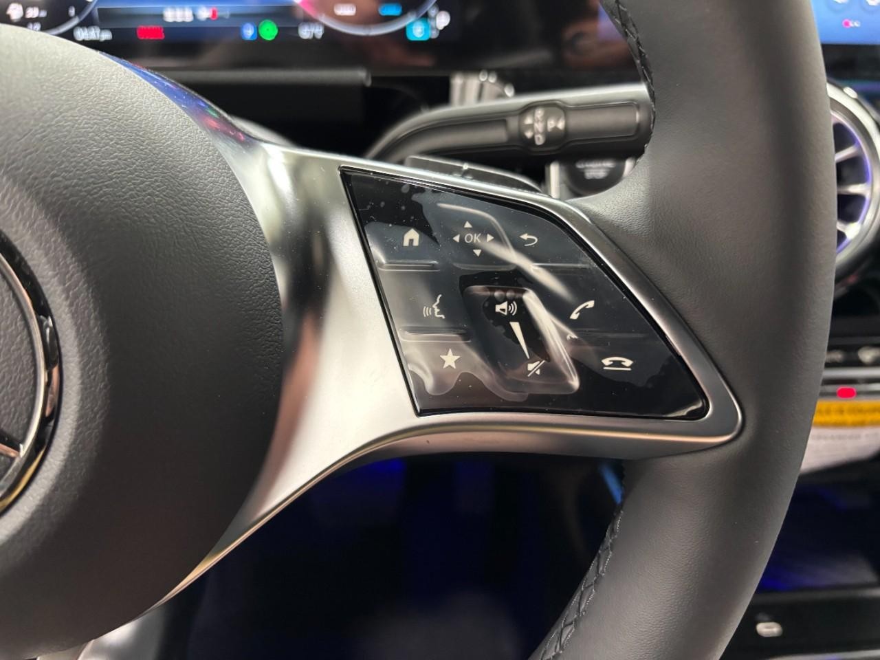 Mercedes-Benz GLA Vehicle Full-screen Gallery Image 23