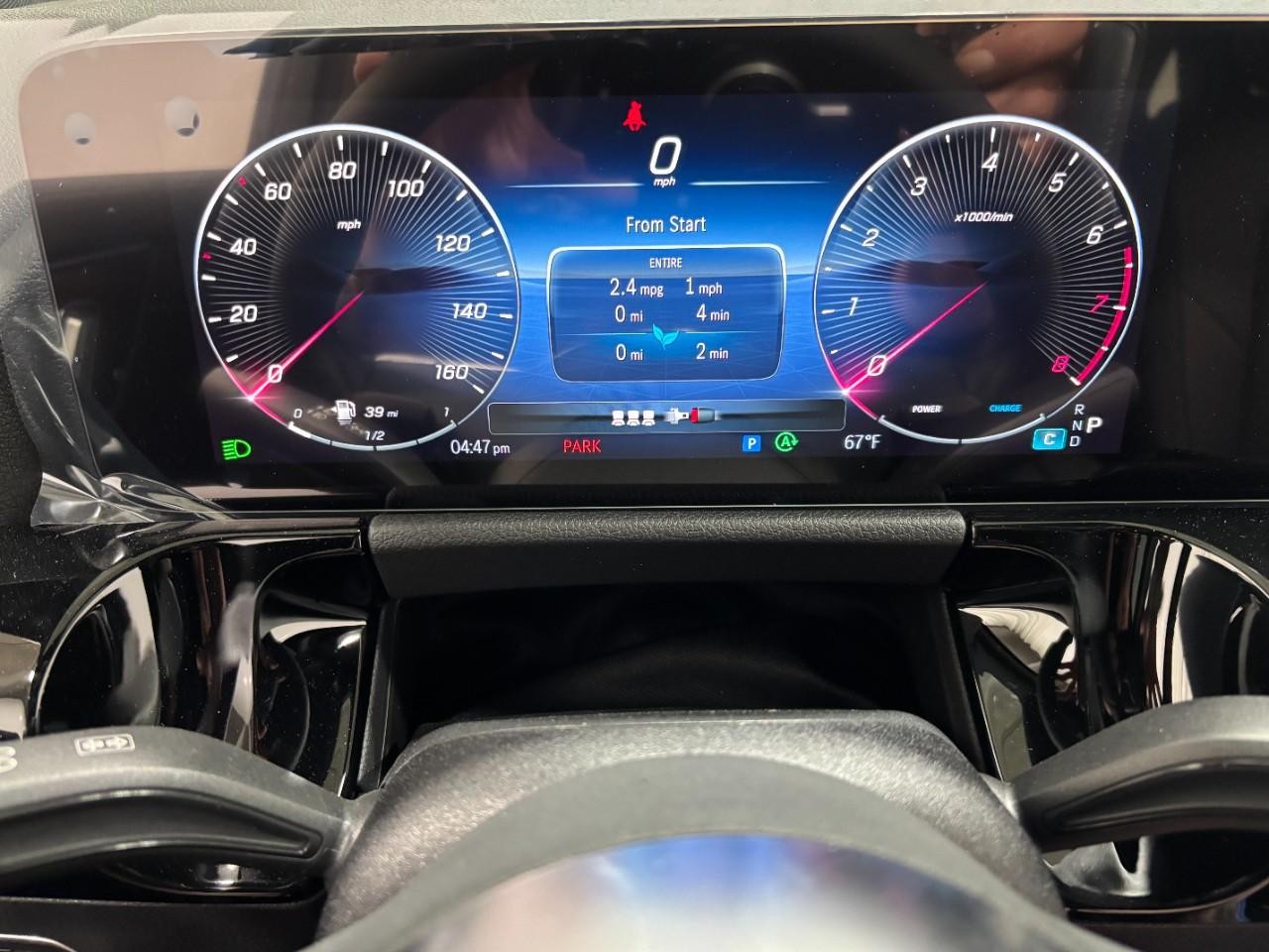 Mercedes-Benz GLA Vehicle Full-screen Gallery Image 24