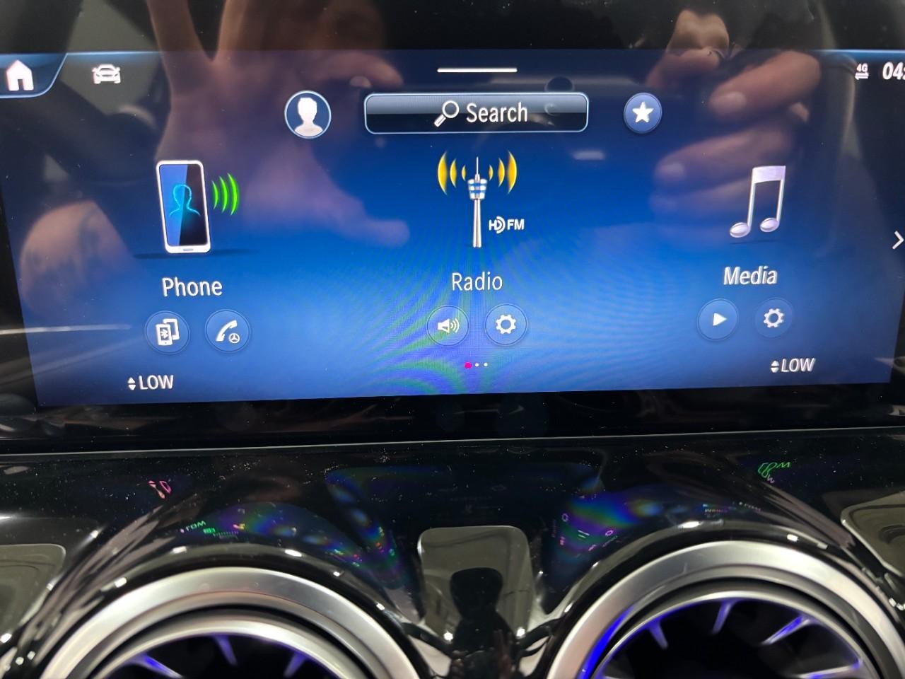 Mercedes-Benz GLA Vehicle Full-screen Gallery Image 25