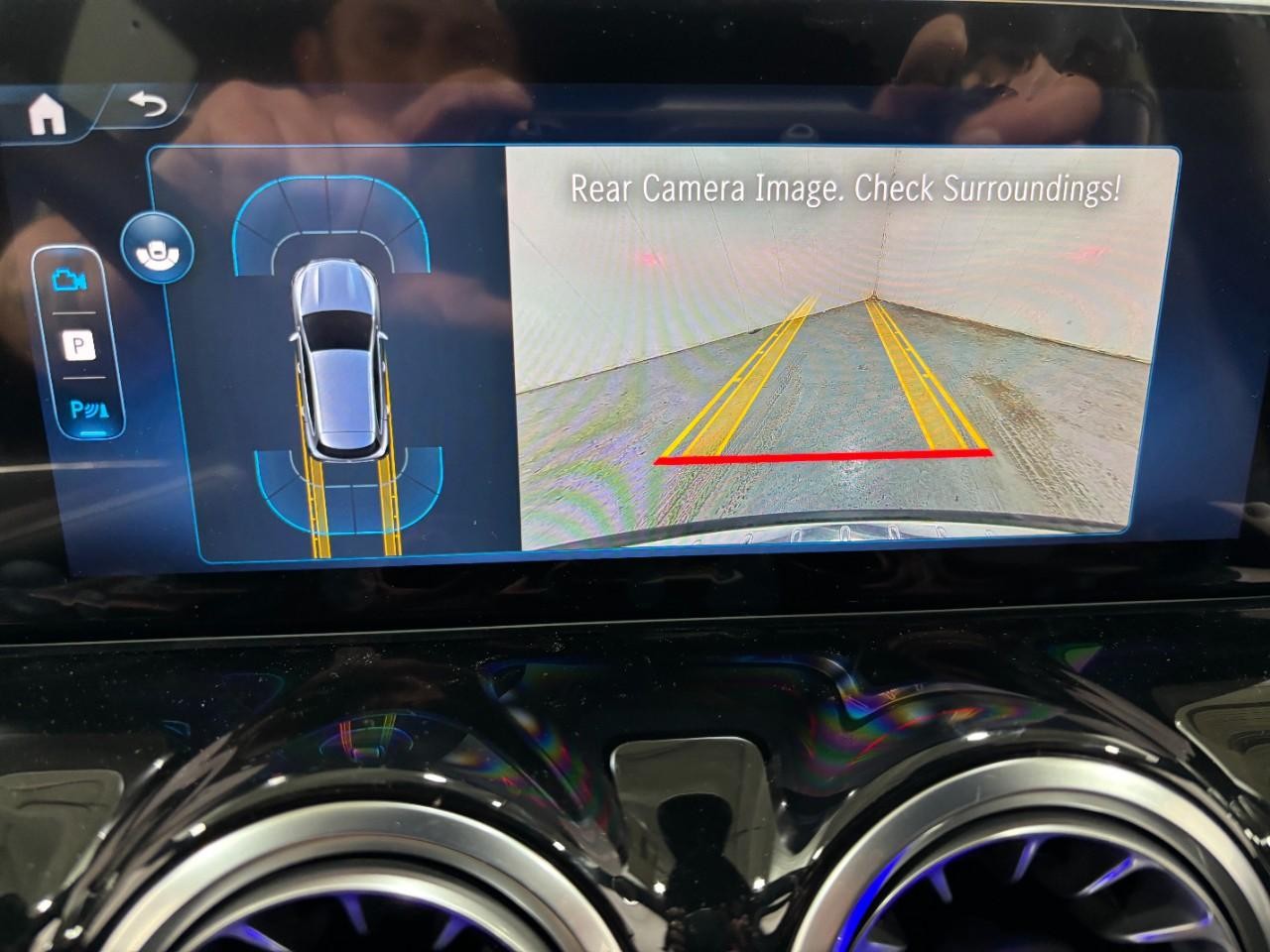 Mercedes-Benz GLA Vehicle Full-screen Gallery Image 26