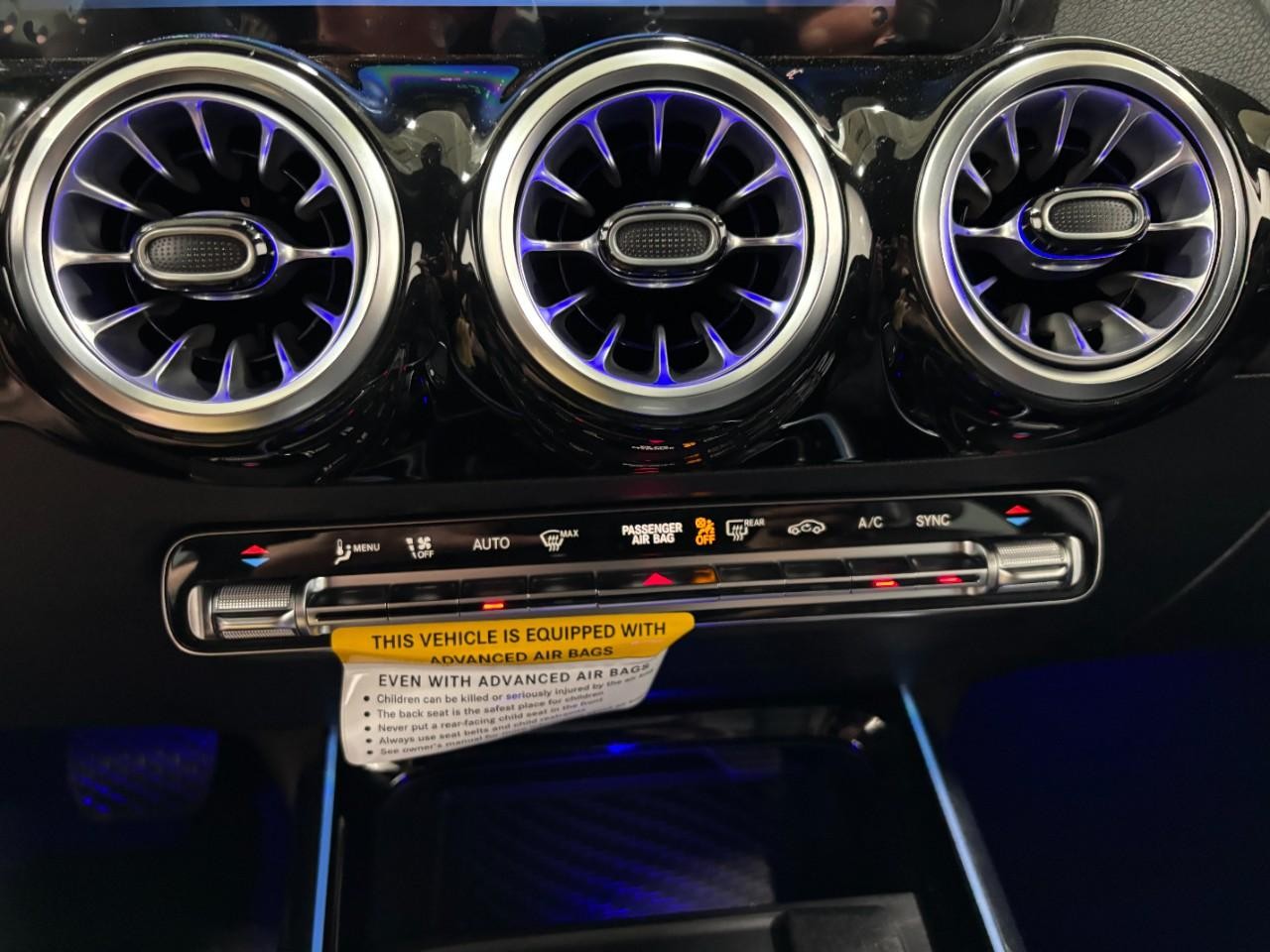 Mercedes-Benz GLA Vehicle Full-screen Gallery Image 27