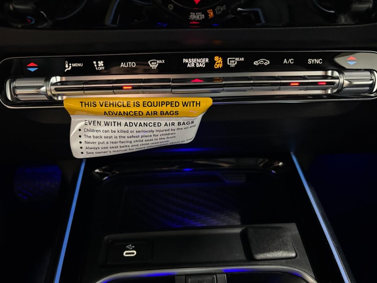 Mercedes-Benz GLA Vehicle Full-screen Gallery Image 28