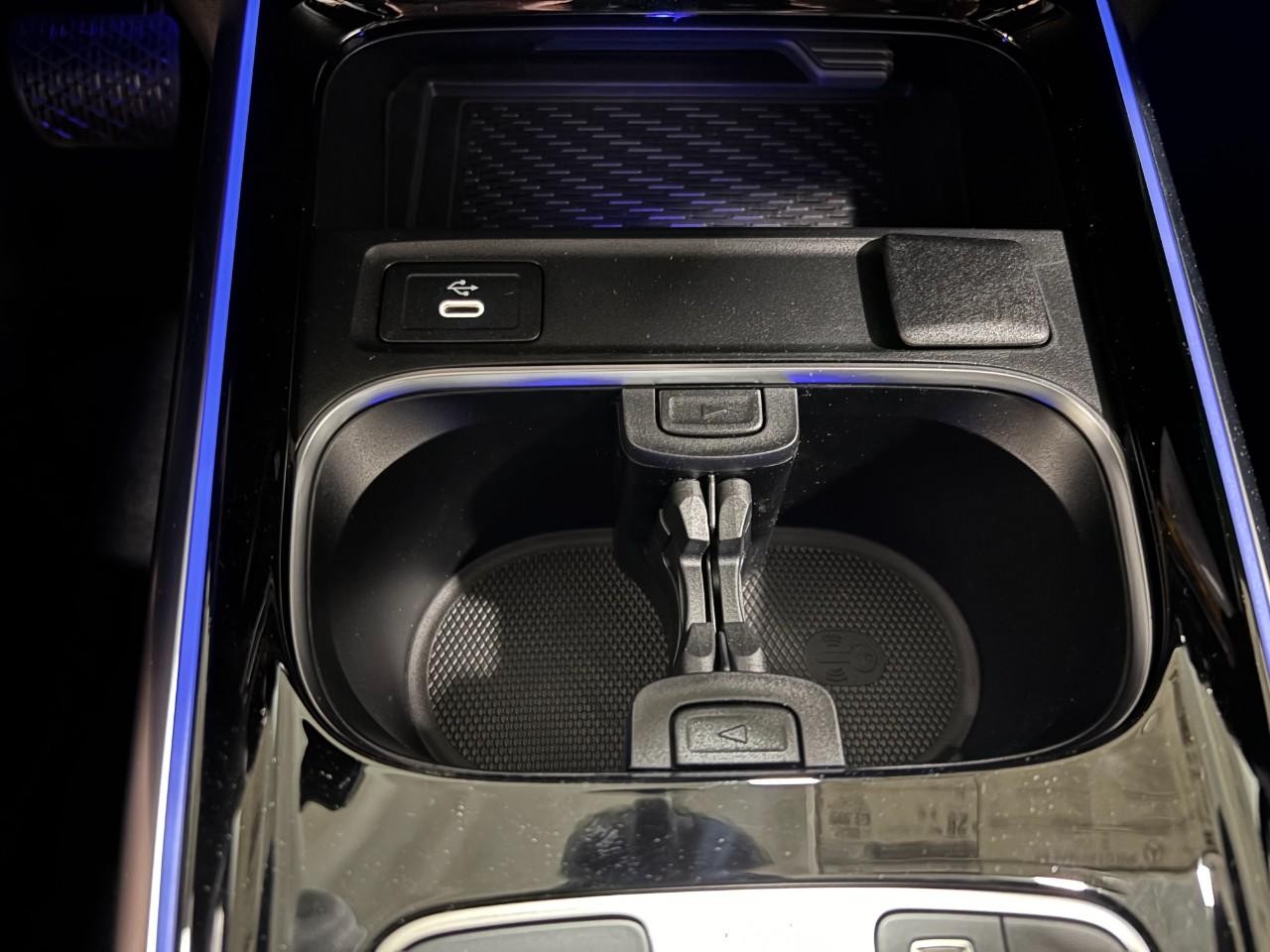 Mercedes-Benz GLA Vehicle Full-screen Gallery Image 29