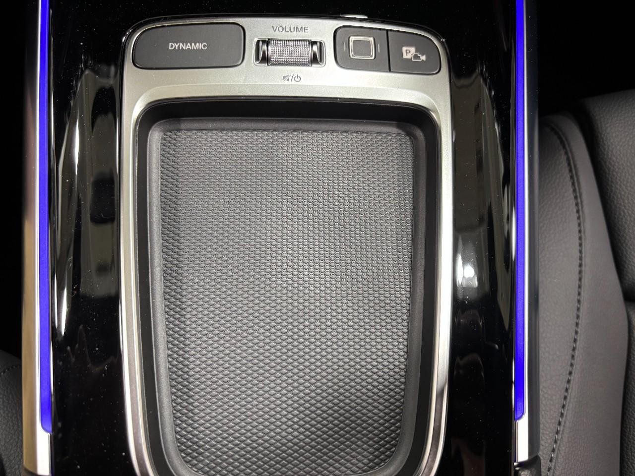 Mercedes-Benz GLA Vehicle Full-screen Gallery Image 30