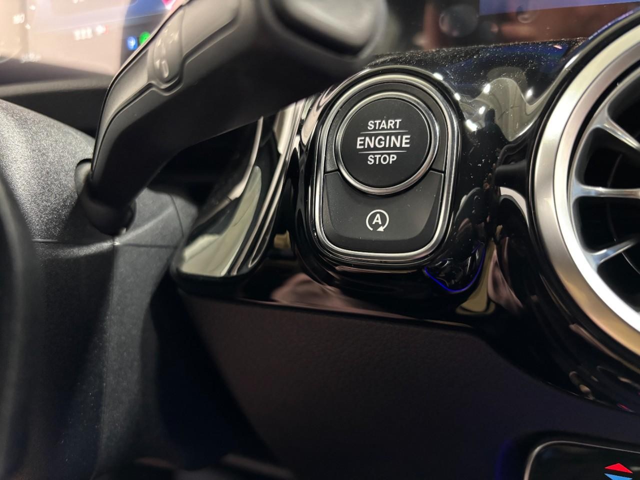 Mercedes-Benz GLA Vehicle Full-screen Gallery Image 31