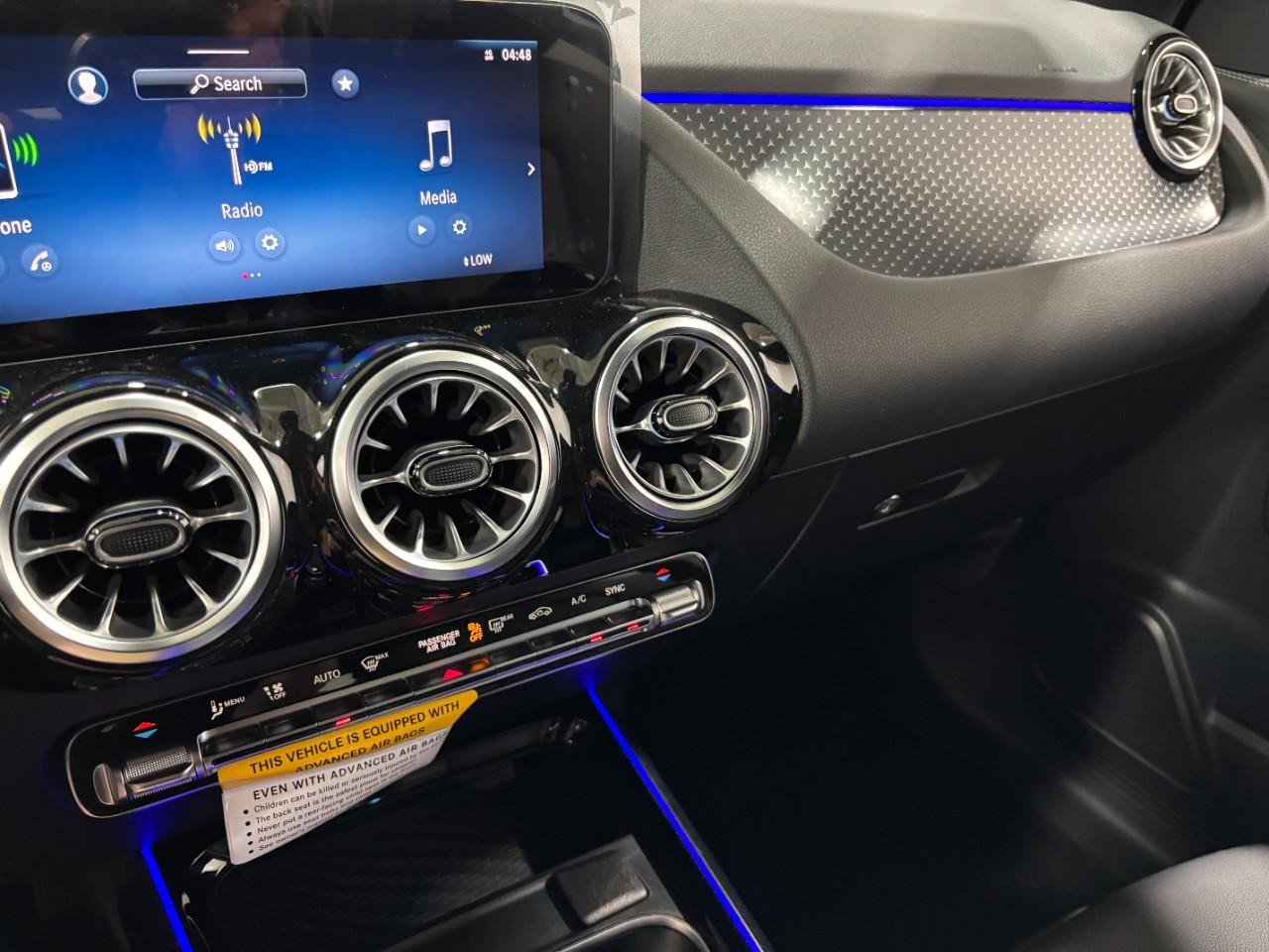 Mercedes-Benz GLA Vehicle Full-screen Gallery Image 32