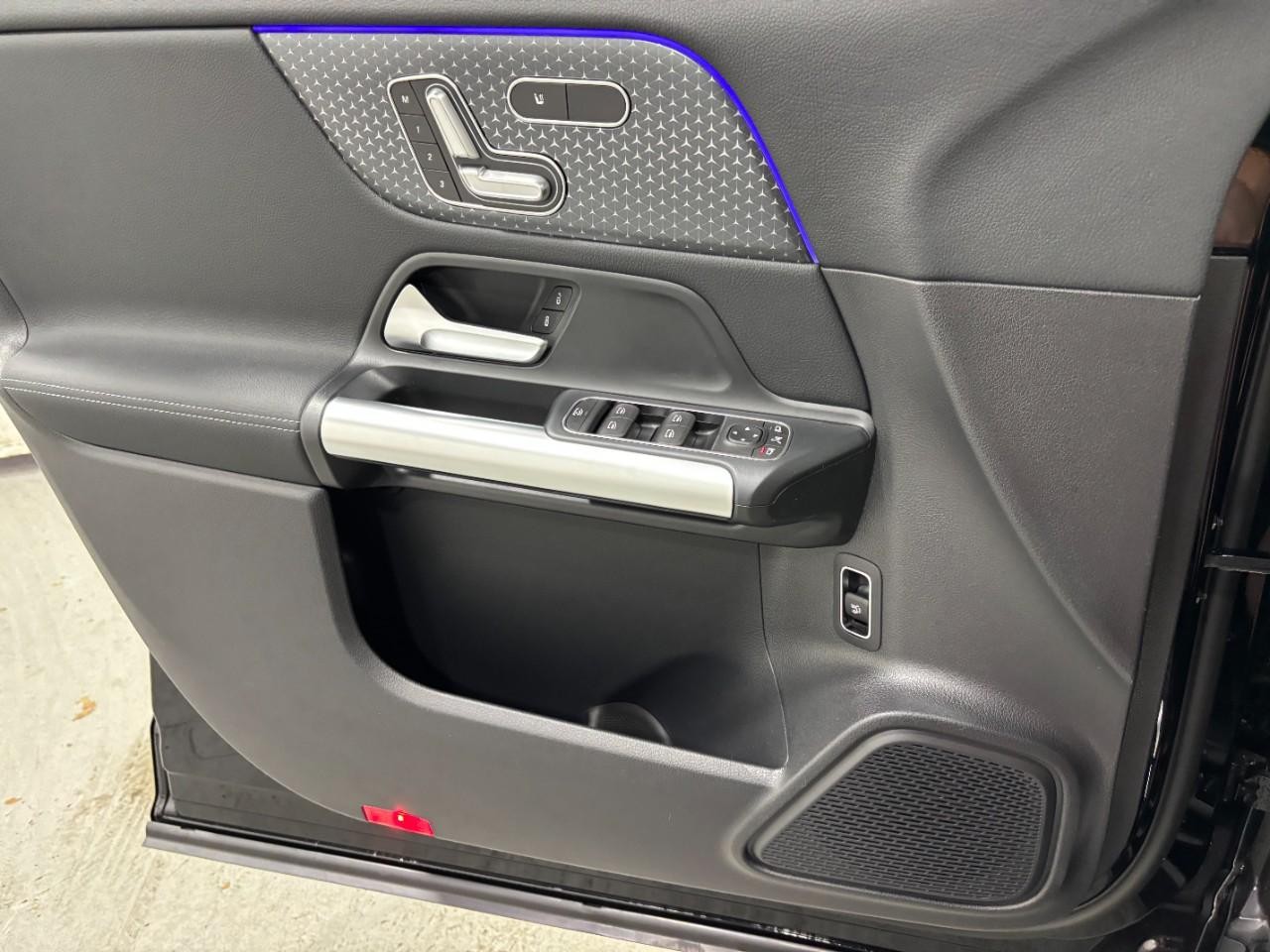 Mercedes-Benz GLA Vehicle Full-screen Gallery Image 33