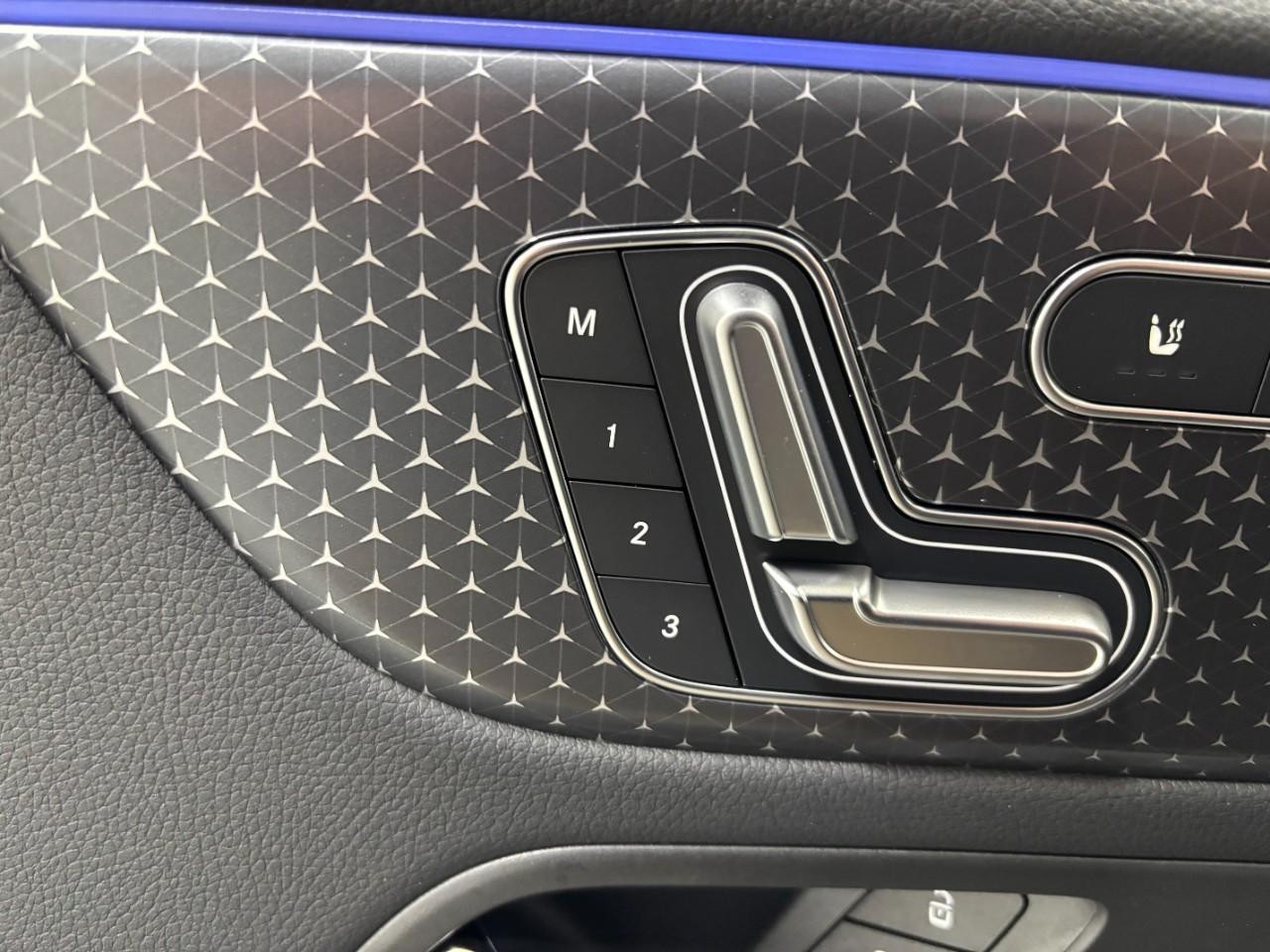 Mercedes-Benz GLA Vehicle Full-screen Gallery Image 34