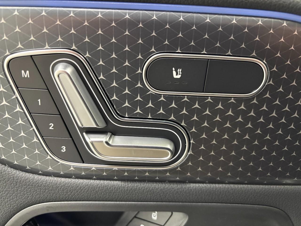 Mercedes-Benz GLA Vehicle Full-screen Gallery Image 35