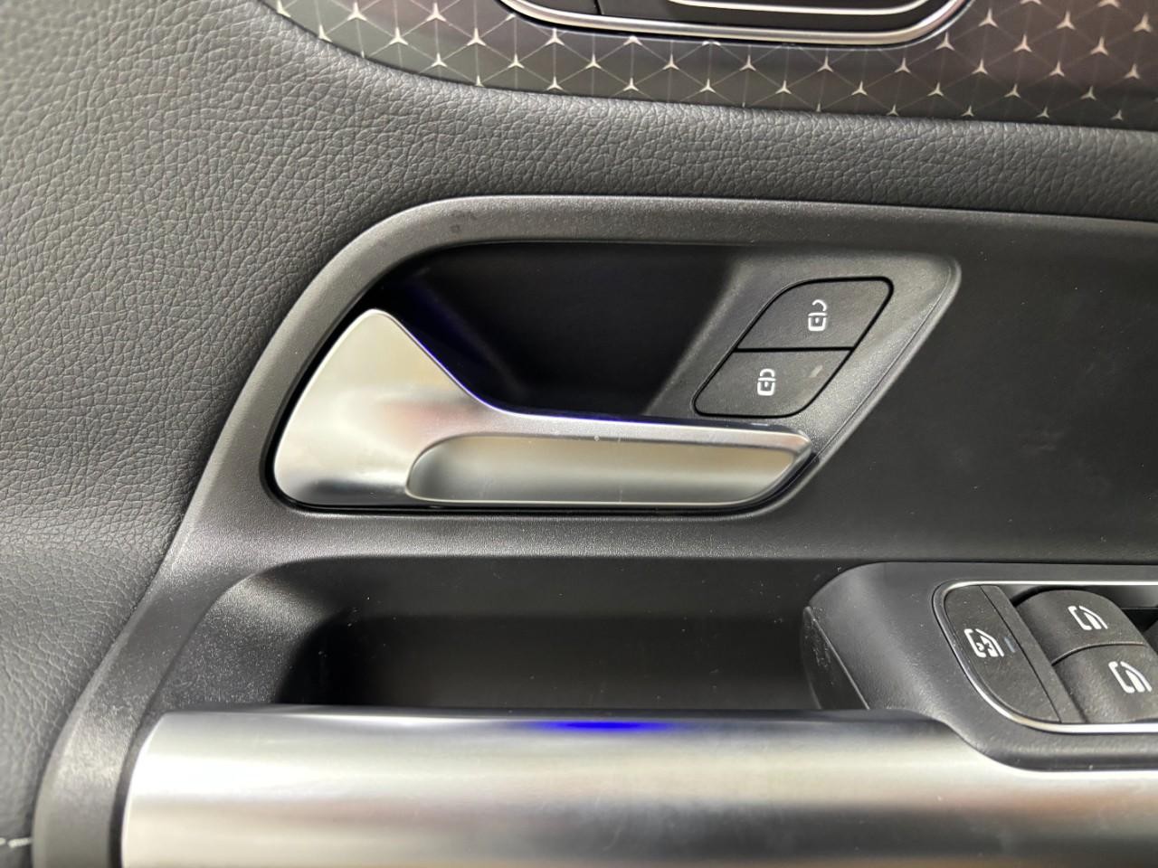 Mercedes-Benz GLA Vehicle Full-screen Gallery Image 36