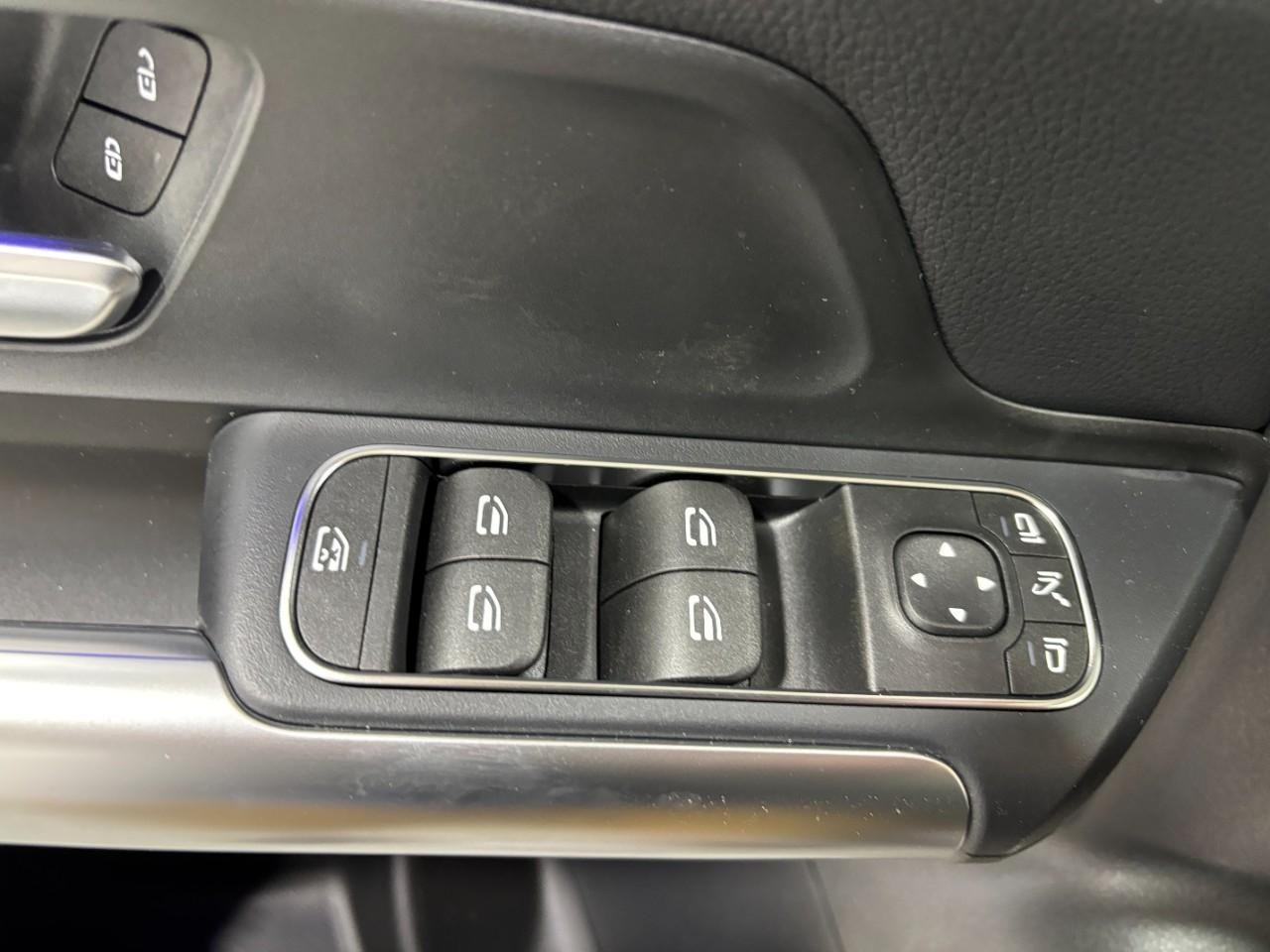 Mercedes-Benz GLA Vehicle Full-screen Gallery Image 37