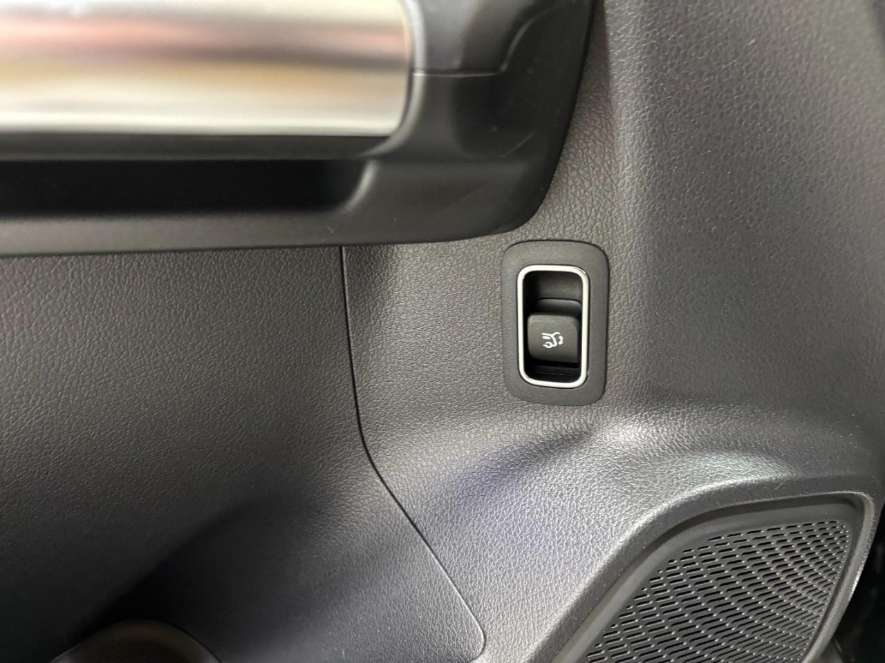 Mercedes-Benz GLA Vehicle Full-screen Gallery Image 38