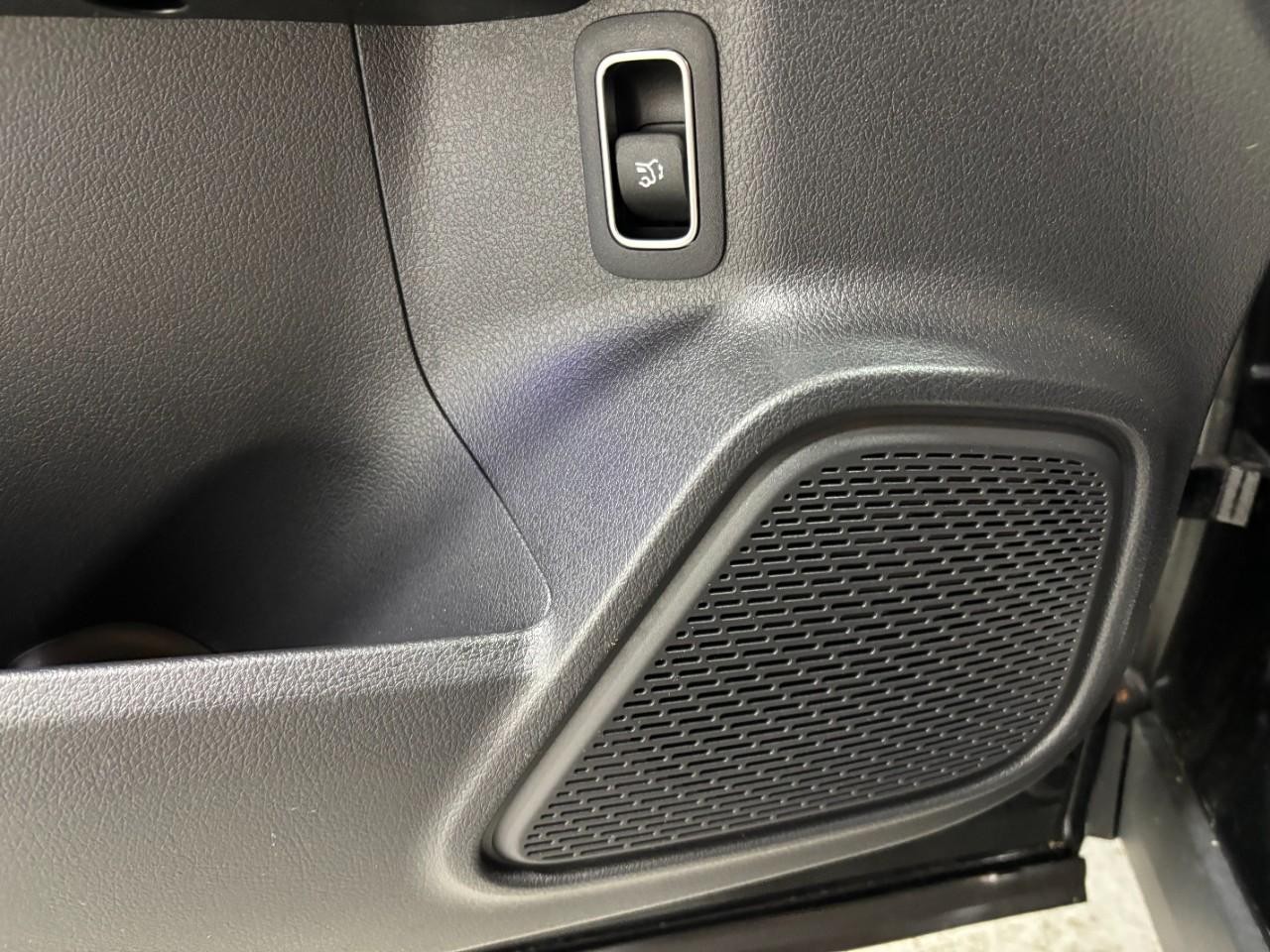 Mercedes-Benz GLA Vehicle Full-screen Gallery Image 39