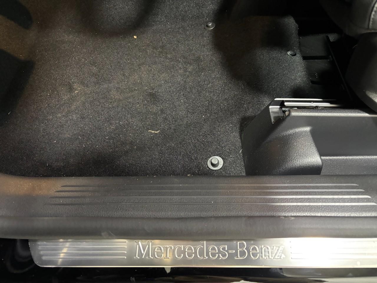 Mercedes-Benz GLA Vehicle Full-screen Gallery Image 40