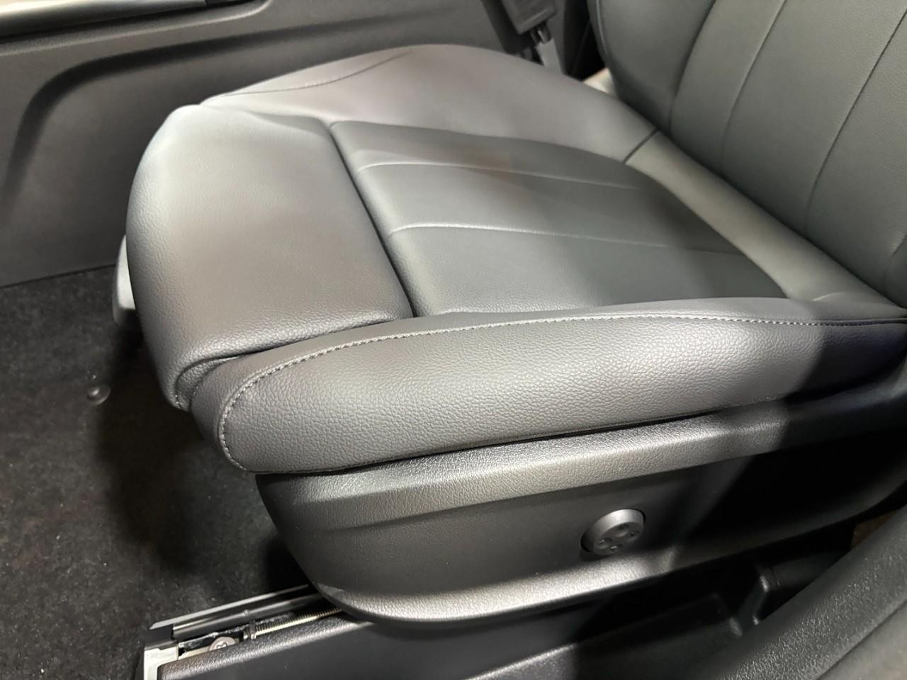 Mercedes-Benz GLA Vehicle Full-screen Gallery Image 41