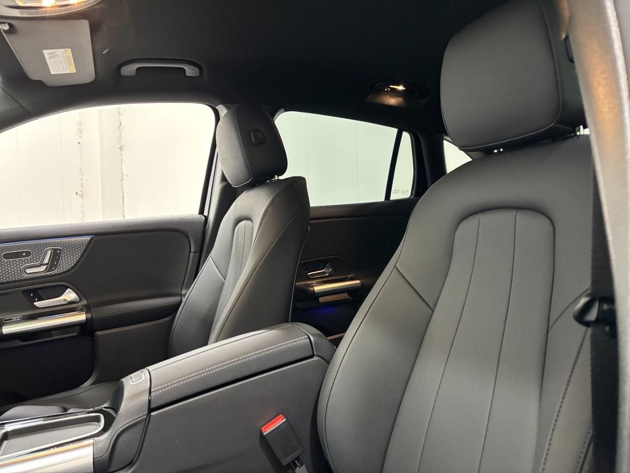 Mercedes-Benz GLA Vehicle Full-screen Gallery Image 42