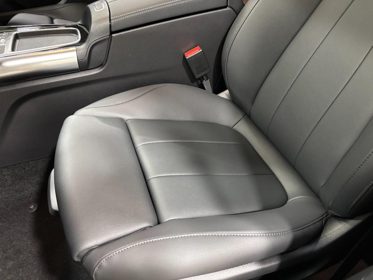 Mercedes-Benz GLA Vehicle Full-screen Gallery Image 43