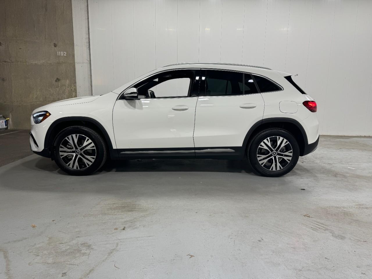 Mercedes-Benz GLA Vehicle Full-screen Gallery Image 2