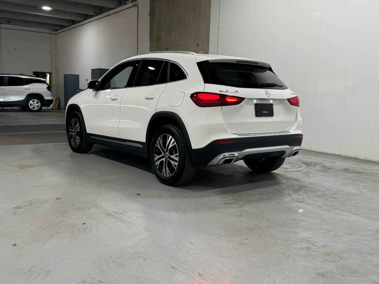 Mercedes-Benz GLA Vehicle Full-screen Gallery Image 3