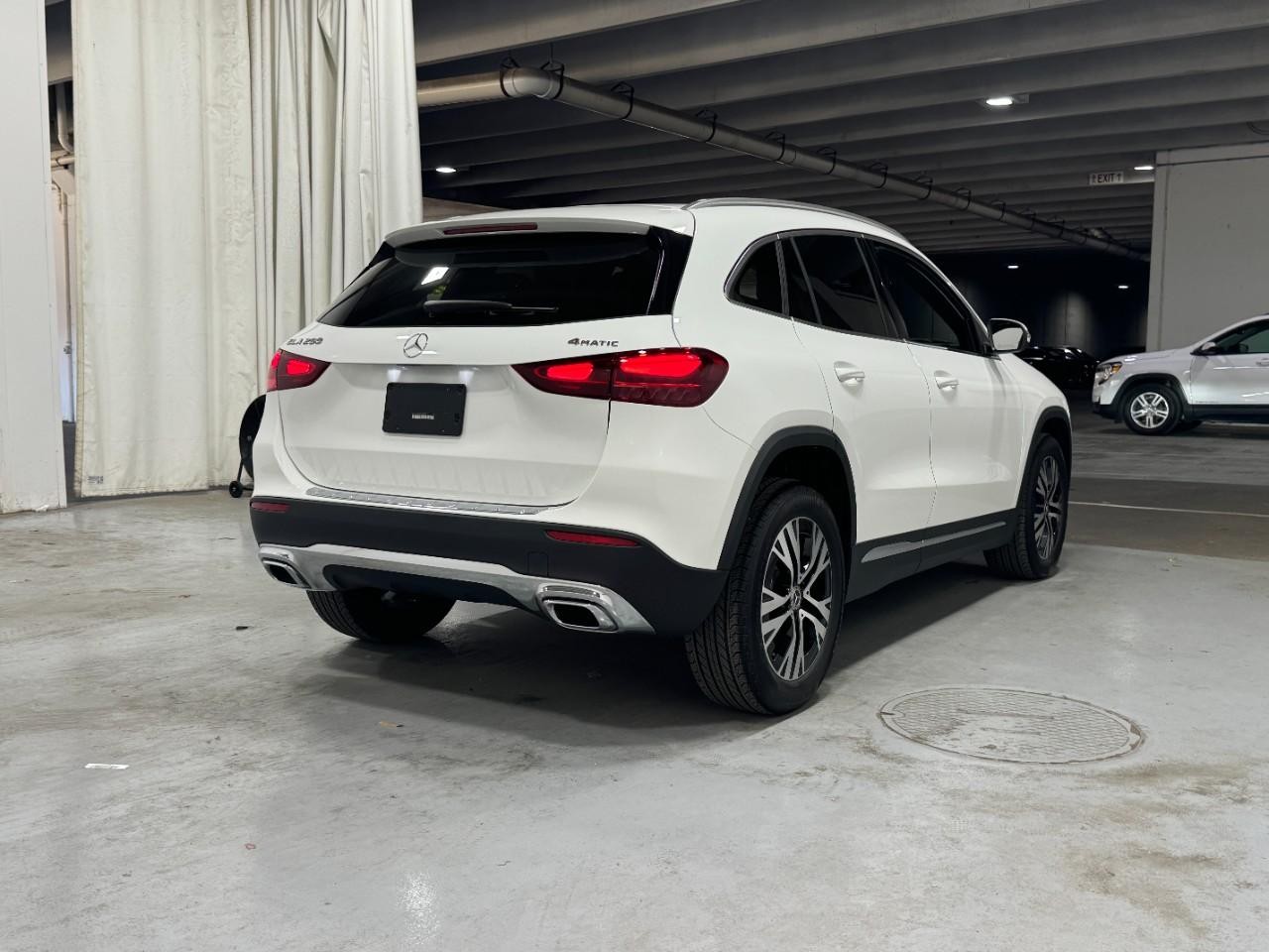 Mercedes-Benz GLA Vehicle Full-screen Gallery Image 4