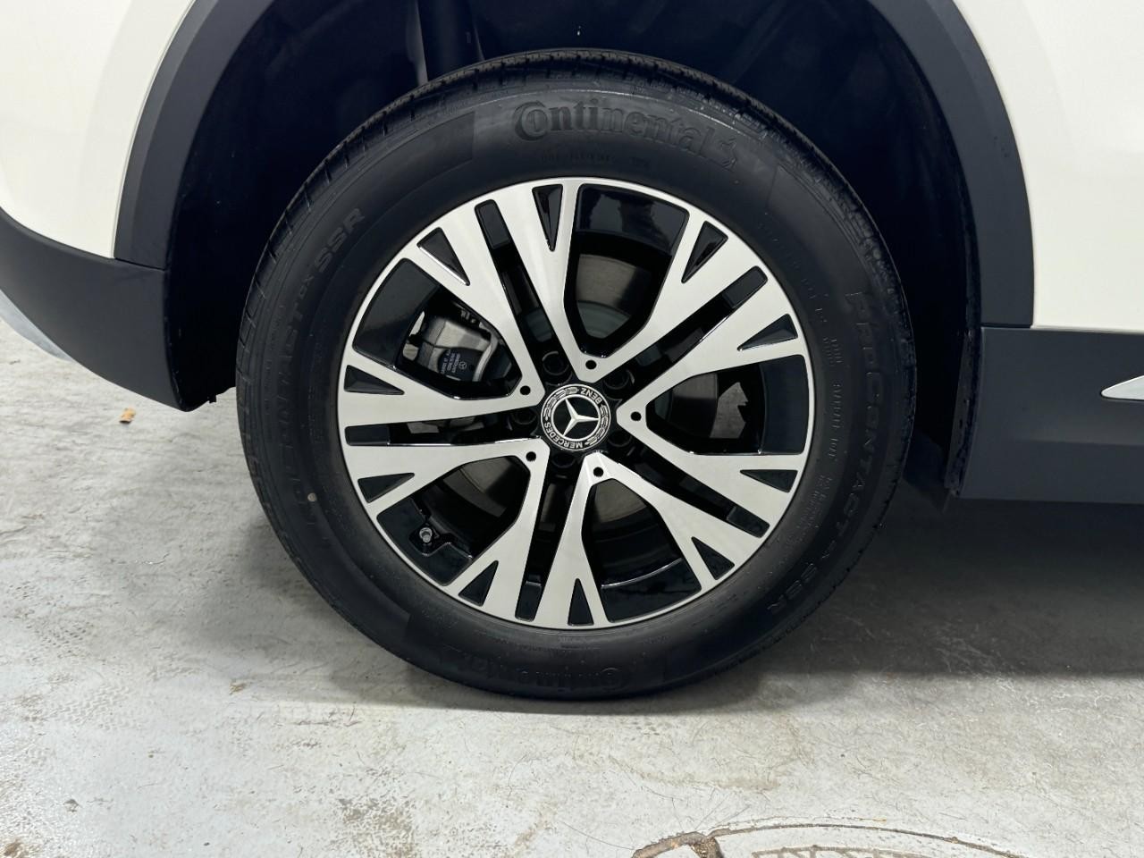 Mercedes-Benz GLA Vehicle Full-screen Gallery Image 5