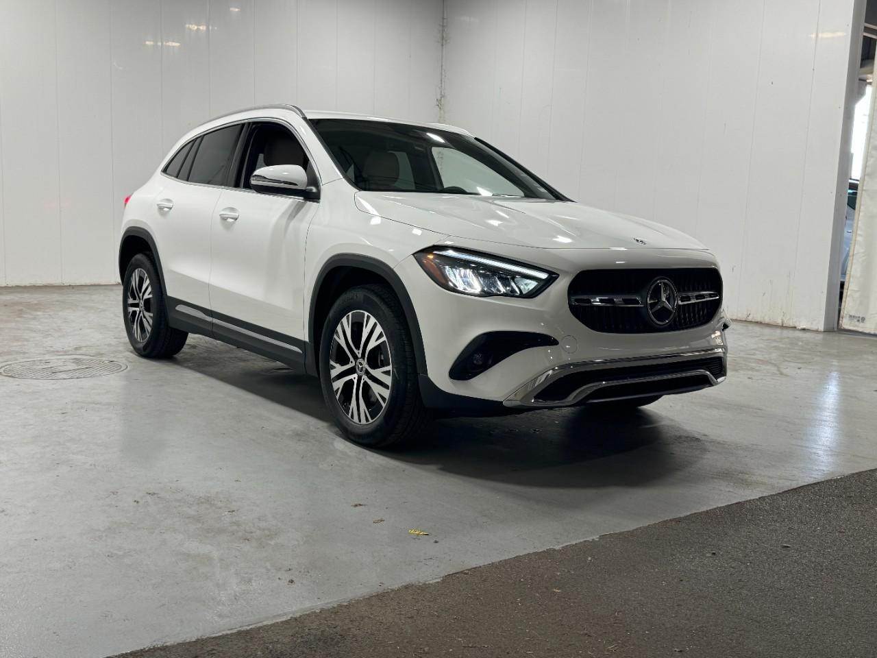 Mercedes-Benz GLA Vehicle Full-screen Gallery Image 6