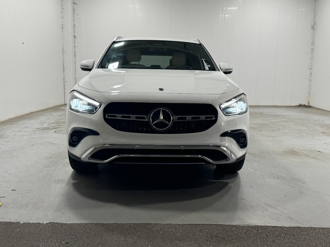 Mercedes-Benz GLA Vehicle Full-screen Gallery Image 7