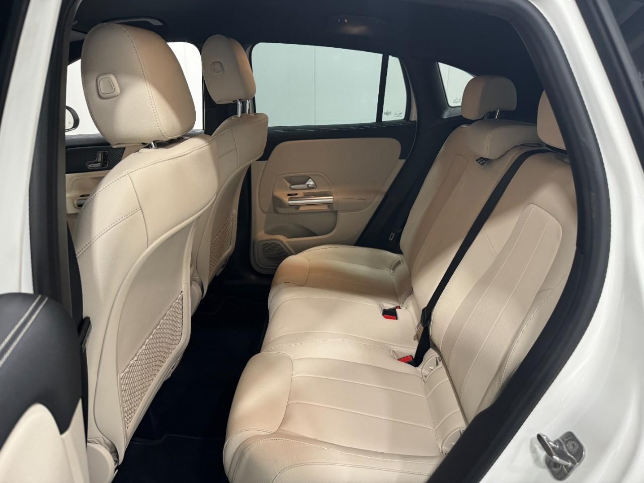 Mercedes-Benz GLA Vehicle Full-screen Gallery Image 8