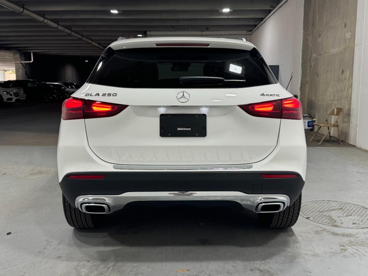 Mercedes-Benz GLA Vehicle Full-screen Gallery Image 9