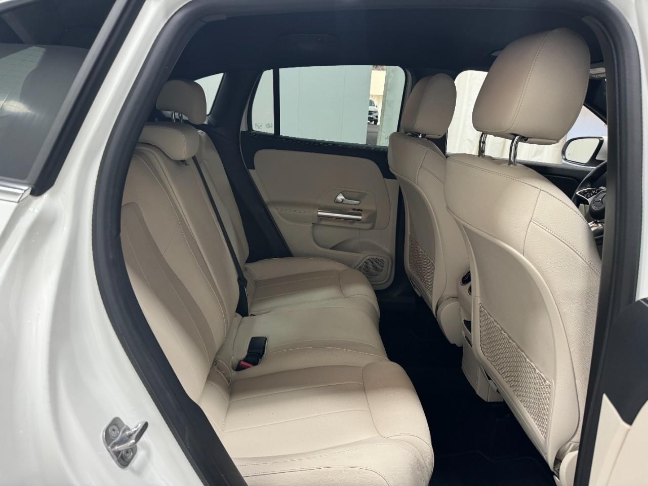 Mercedes-Benz GLA Vehicle Full-screen Gallery Image 10