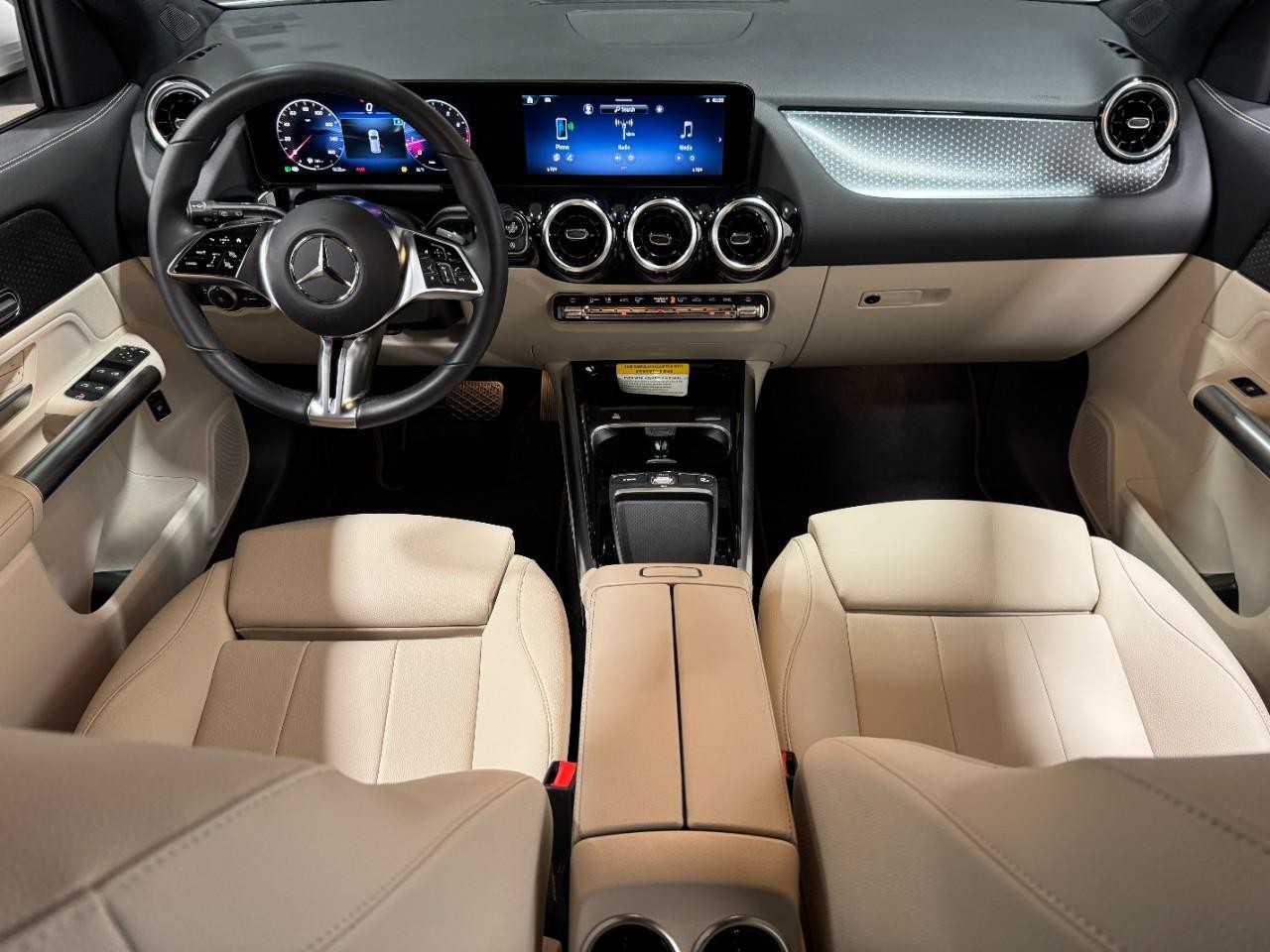 Mercedes-Benz GLA Vehicle Full-screen Gallery Image 11