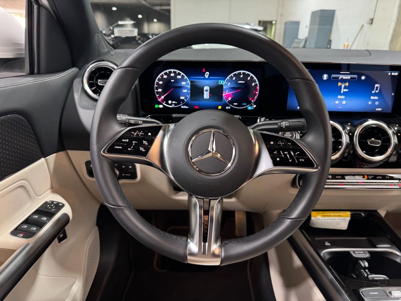 Mercedes-Benz GLA Vehicle Full-screen Gallery Image 12