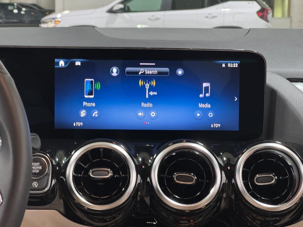 Mercedes-Benz GLA Vehicle Full-screen Gallery Image 13