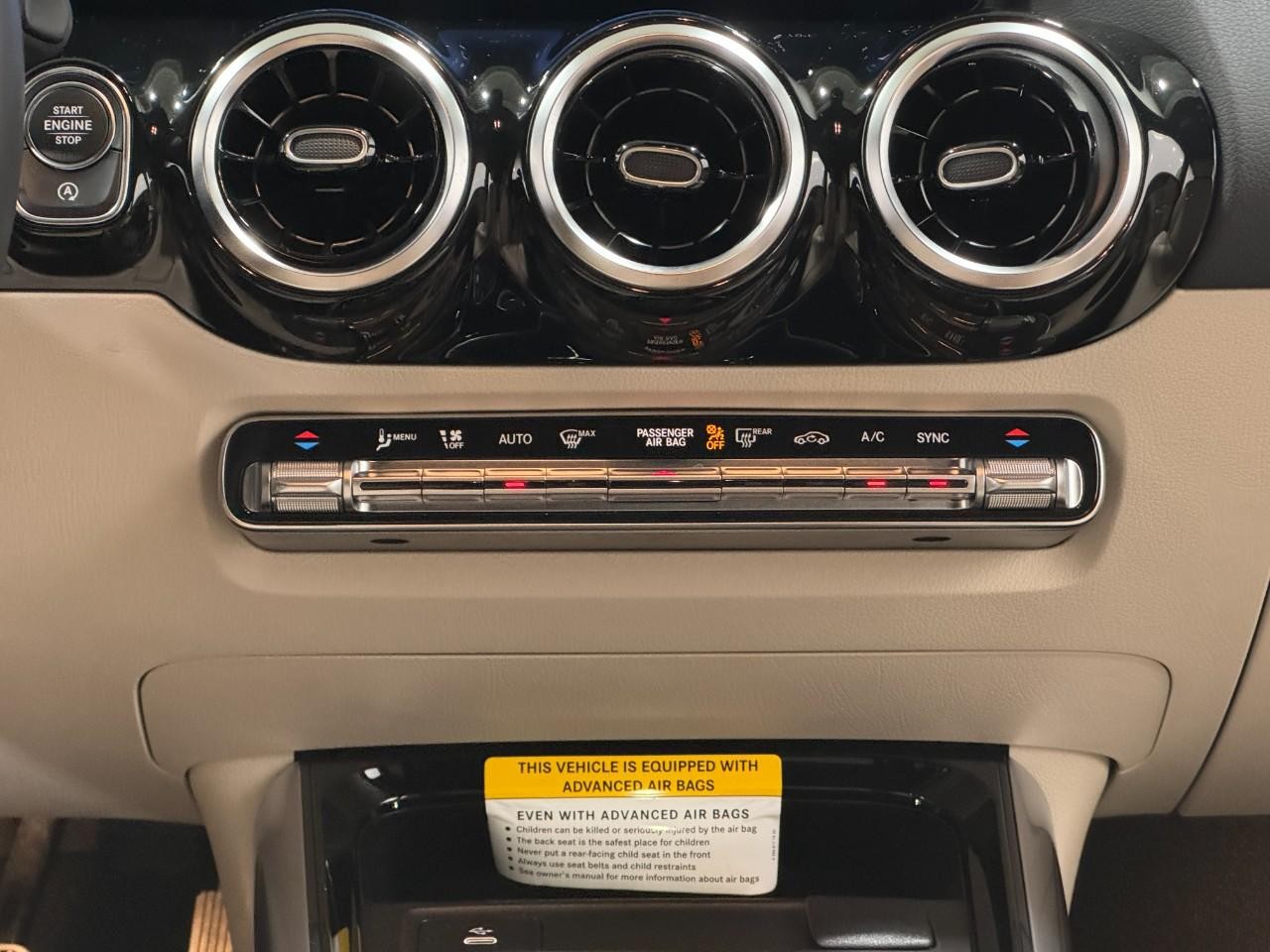 Mercedes-Benz GLA Vehicle Full-screen Gallery Image 14