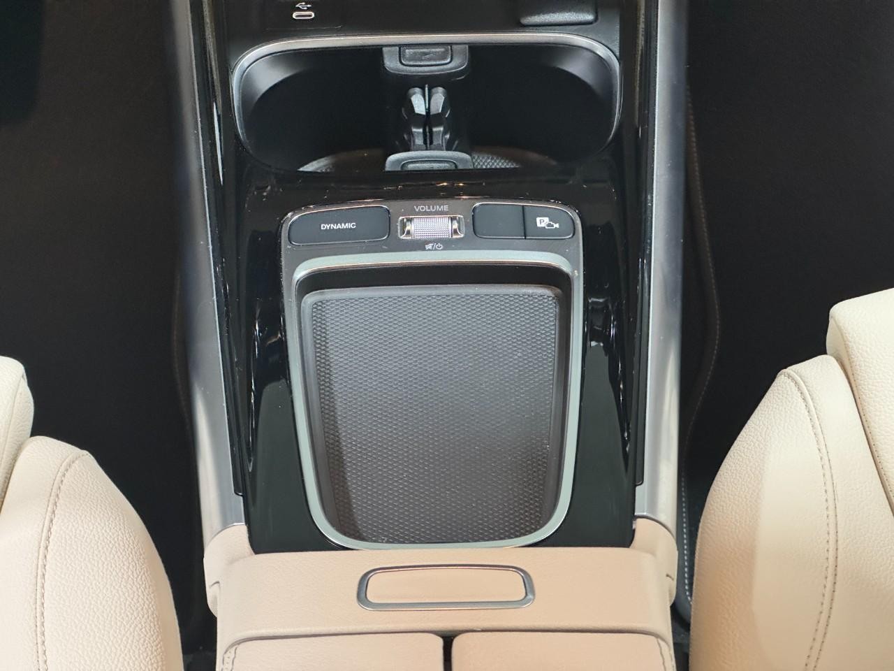 Mercedes-Benz GLA Vehicle Full-screen Gallery Image 15