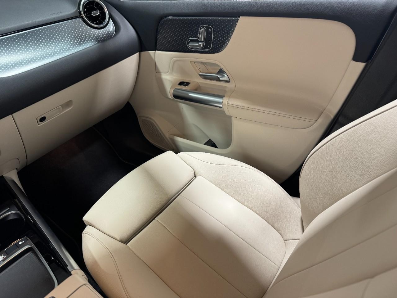 Mercedes-Benz GLA Vehicle Full-screen Gallery Image 16