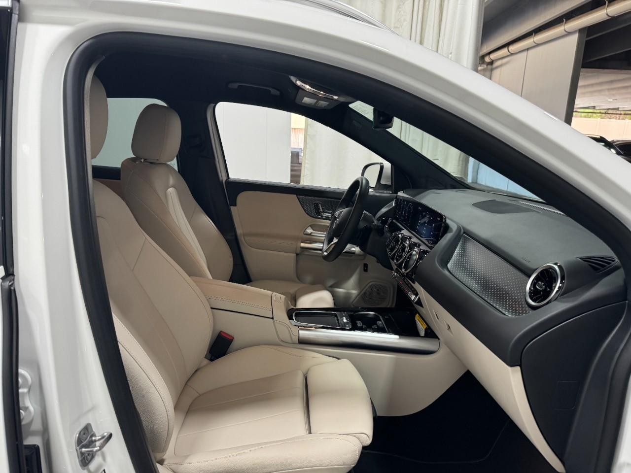 Mercedes-Benz GLA Vehicle Full-screen Gallery Image 17