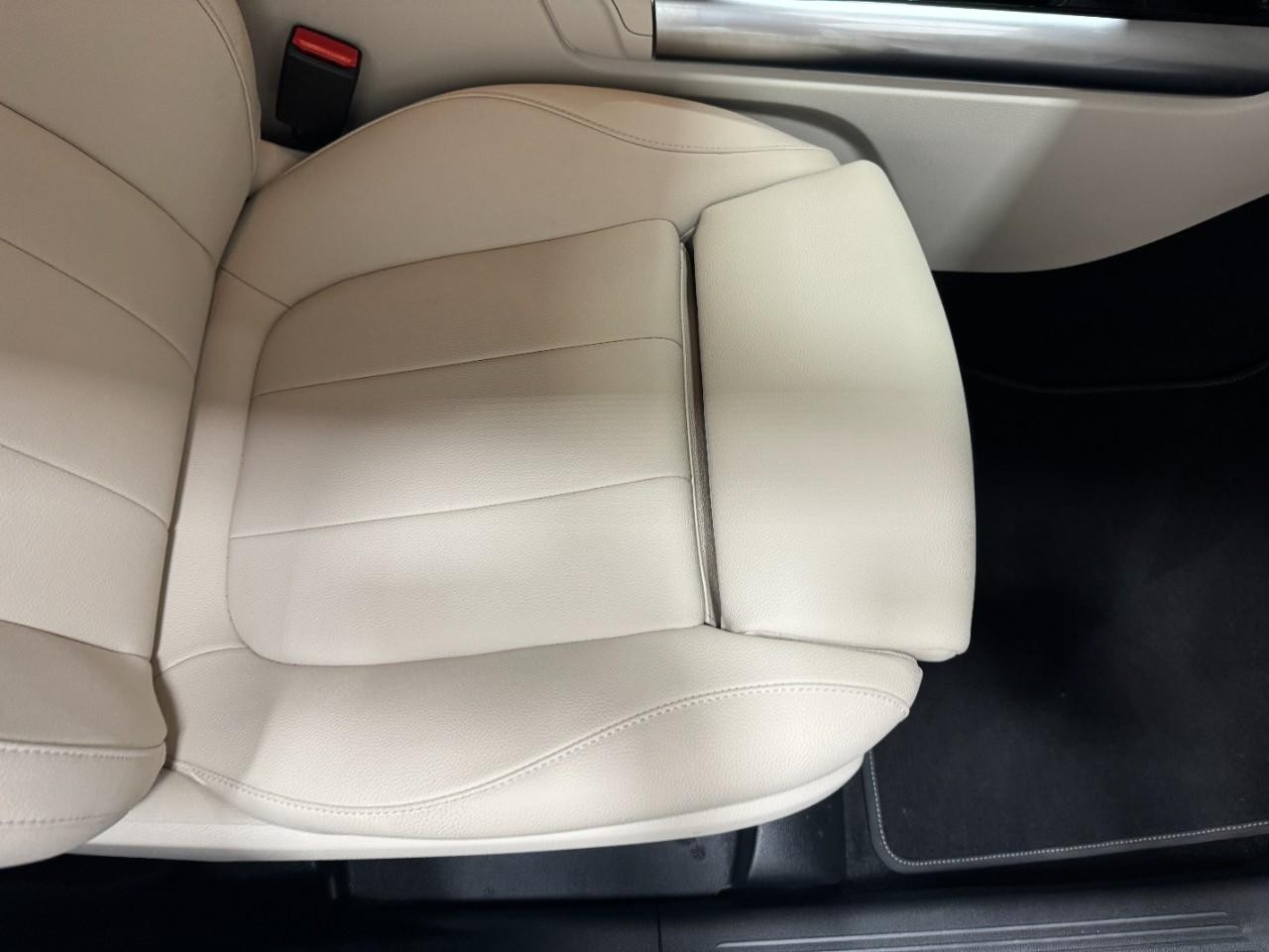 Mercedes-Benz GLA Vehicle Full-screen Gallery Image 18