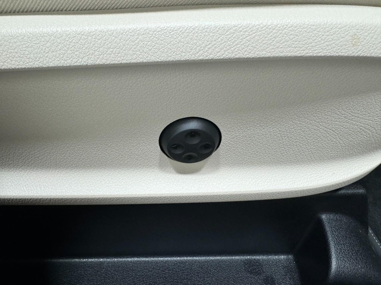 Mercedes-Benz GLA Vehicle Full-screen Gallery Image 19