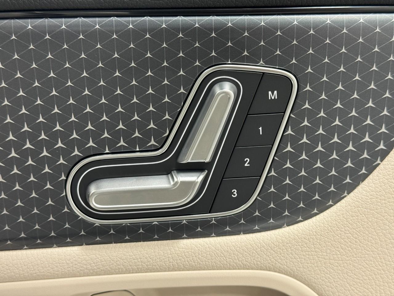 Mercedes-Benz GLA Vehicle Full-screen Gallery Image 20