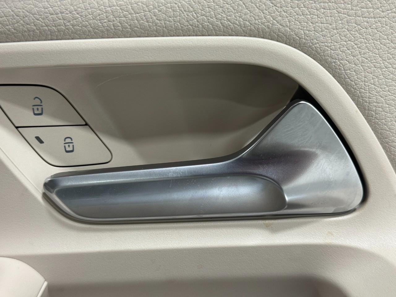 Mercedes-Benz GLA Vehicle Full-screen Gallery Image 21