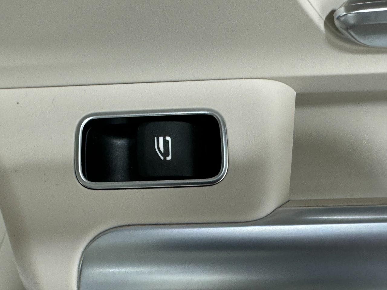 Mercedes-Benz GLA Vehicle Full-screen Gallery Image 22