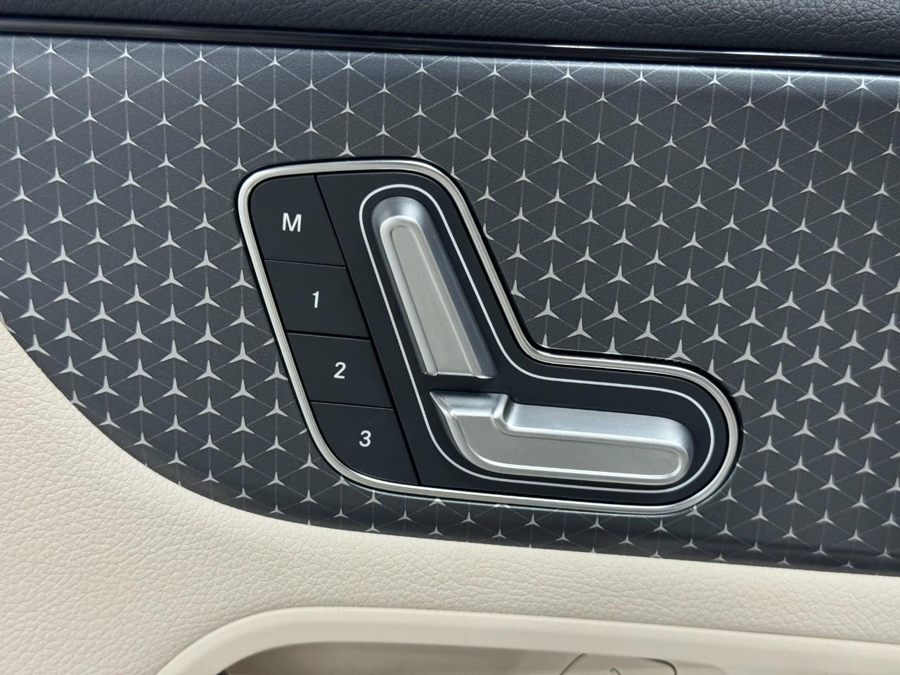 Mercedes-Benz GLA Vehicle Full-screen Gallery Image 23