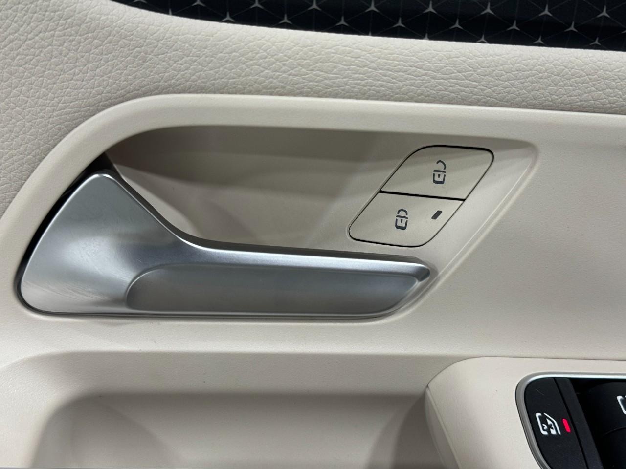 Mercedes-Benz GLA Vehicle Full-screen Gallery Image 24